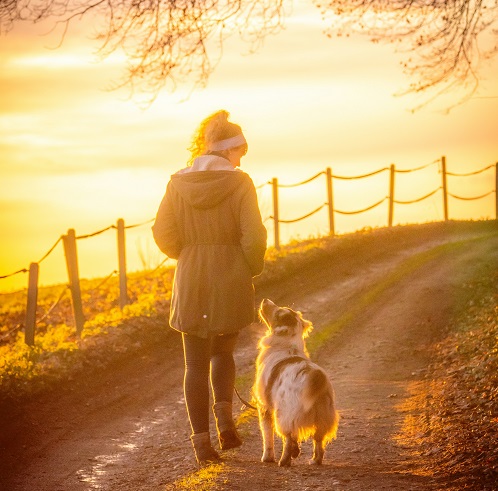 vrouw wandelt met hond