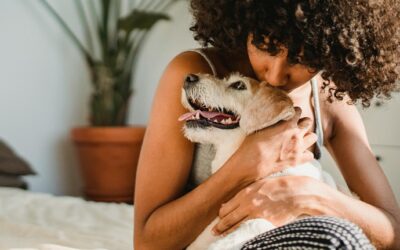 Vrouw knuffelt met hond