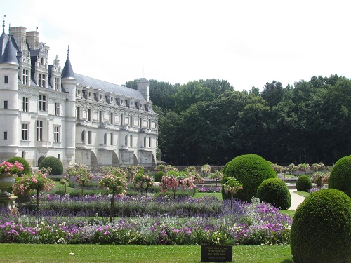 Wit kasteel in de Loire met een mooie kasteeltuin